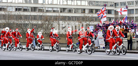 Santas sur Gocycles Banque D'Images