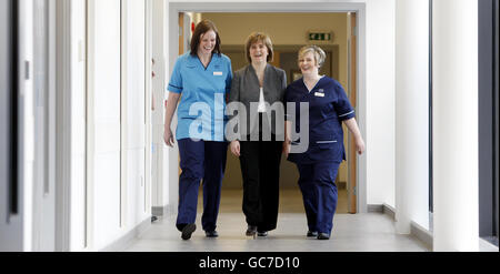 La secrétaire à la Santé Nicola Sturgeon (au centre) discute avec la orthophoniste Natalie Turner (à gauche) et l'infirmière responsable Pamela Burns (à droite), qui portent leurs nouveaux uniformes nationaux, lors d'une visite à l'hôpital New Stobhill de Glasgow pour le lancement des nouveaux uniformes nationaux du NHS écossais. Banque D'Images