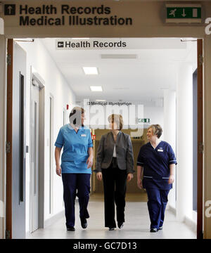 La secrétaire à la Santé Nicola Sturgeon (au centre) discute avec la orthophoniste Natalie Turner (à gauche) et l'infirmière responsable Pamela Burns (à droite), qui portent leurs nouveaux uniformes nationaux, lors d'une visite à l'hôpital New Stobhill de Glasgow pour le lancement des nouveaux uniformes nationaux du NHS écossais. Banque D'Images