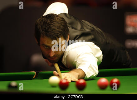 Ronnie O'Sullivan d'Angleterre sur la table lors du match du quart de finale contre Mark Selby d'Angleterre pendant le championnat du Royaume-Uni Pukka Pies au Telford International Centre, Telford. Banque D'Images