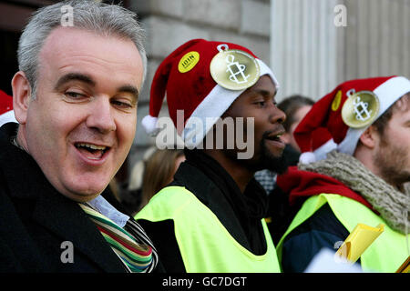 Colm O'Gorman, d'Amnesty International, se joint à Christmas Carol Singers à Dublin dans le cadre de la collecte de fonds d'Amnesty International et pour souligner la Journée des droits de l'homme. Banque D'Images