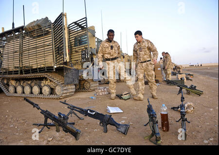 Des soldats du 1er Régiment de chars royal du D Escadron préparent des véhicules viking et de l'équipement prêt à quitter le Camp Bastion dans la province de Helmand, en Afghanistan, et à se rendre aux bases d'opérations de transfert. Banque D'Images