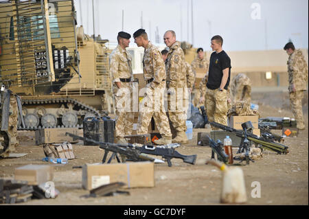 Des soldats du 1er Régiment de chars royal du D Escadron préparent des véhicules viking et de l'équipement prêt à quitter le Camp Bastion dans la province de Helmand, en Afghanistan, et à se rendre aux bases d'opérations de transfert. Banque D'Images