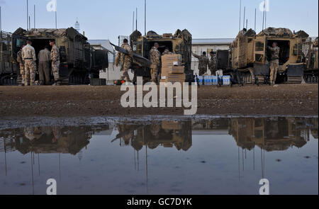 Des soldats du 1er Régiment de chars royal du D Escadron préparent des véhicules viking et de l'équipement prêt à quitter le Camp Bastion dans la province de Helmand, en Afghanistan, et à se rendre aux bases d'opérations de transfert. Banque D'Images