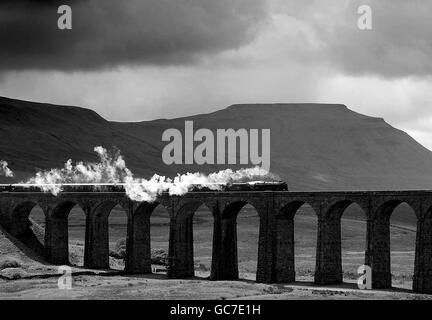 Le Cumbrian Mountain Express tiré par la locomotive Scots Guardsman fait son premier voyage de l'été entre York et Carlisle traversant le Viaduc de Ribblehead. Banque D'Images