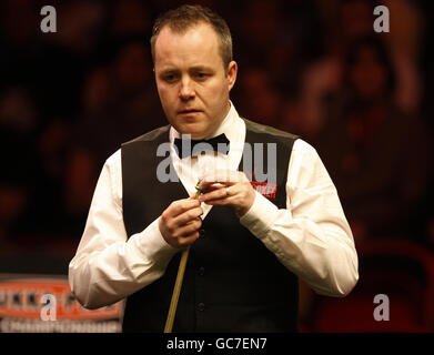 John Higgins en Écosse à la table lors de la finale du championnat du Royaume-Uni Pukka Pies au Telford International Centre, à Telford. Banque D'Images