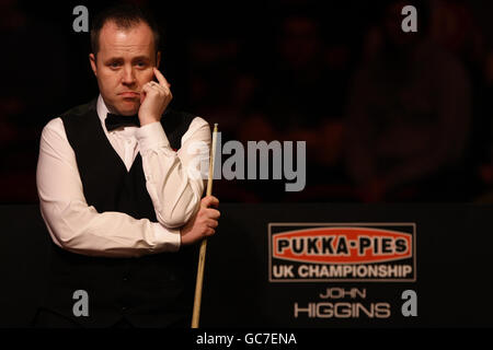 John Higgins, en Écosse, surveille la table lors de la finale du championnat britannique Pukka Pies au Telford International Centre, à Telford. Banque D'Images