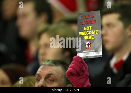 Un fan de Liverpool détient une brochure pour protester contre Liverpool Les copropriétaires Tom Hicks et George Gillett Banque D'Images