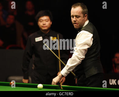 John Higgins en Écosse à la table lors de la finale du championnat du Royaume-Uni Pukka Pies au Telford International Centre, à Telford. Banque D'Images