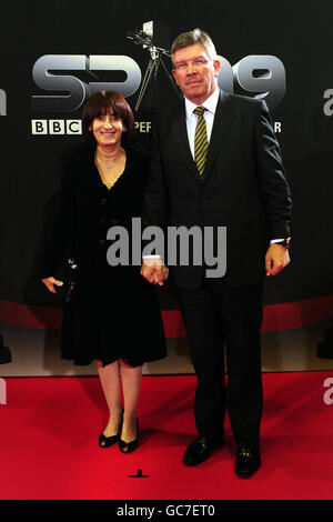 Ross Brawn, directeur de l'équipe de Brawn GP, arrive avec son épouse Jean pour les prix de personnalité de l'année de la BBC Sports à la Sheffield Arena, à Sheffield. Banque D'Images