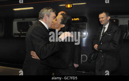 Le Premier ministre Gordon Brown (à gauche) salue Dame Kelly Holmes (au centre) à la gare de St Pancras à Londres le premier jour des nouveaux services de train à grande vitesse Javelin. Banque D'Images