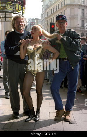 L'ENTREPRENEUR RICHARD BRANSON (L) ET LE PRÉSENTATEUR DE TÉLÉVISION CHRIS EVANS AVEC LE MODÈLE DE MADONNA DU CIRQUE DE TUSSAUDS ROCK LANCENT VIRGIN RADIO, LE PREMIER CIRQUE COMMERCIAL NATIONAL DE ROCK DE GRANDE-BRETAGNE À PICCADILLY, LONDRES. Banque D'Images