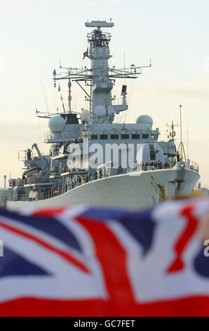 Aujourd'hui, le HMS Iron Duke rentre à Portsmouth après un déploiement de six mois dans les Caraïbes au cours duquel elle a procédé à une saisie record de drogues.La plupart des équipiers reçoivent maintenant cinq semaines de congé pour célébrer Noël. Banque D'Images