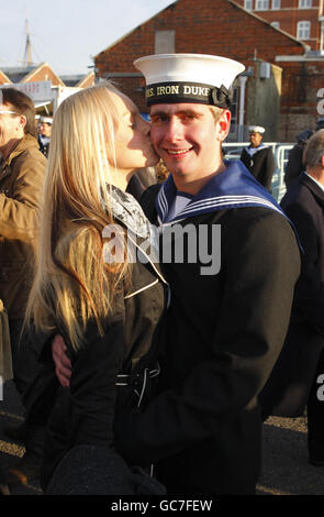 Scott Abdale, technicien en génie de la Royal Navy, de Sunderland, reçoit un baiser de la petite amie Natalie Howard après que le HMS Iron Duke soit rentré à Portsmouth aujourd'hui après un déploiement de six mois dans les Caraïbes au cours duquel elle a fait une saisie record de drogues. La plupart des équipiers reçoivent maintenant cinq semaines de congé pour célébrer Noël. Banque D'Images