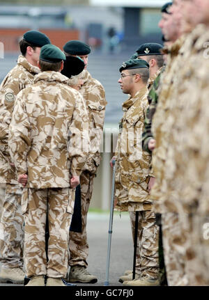 Lance Caporal Tyler Christopher du 4e Bataillon les fusils rencontre la Duchesse de Cornwall alors qu'elle présente des médailles de campagne aux soldats qui ont combattu en Afghanistan lors d'une visite au camp de Bulford, à Salisbury, dans le Wiltshire. Banque D'Images