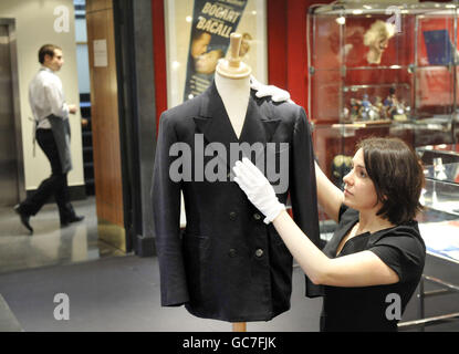 Un membre du personnel de Bonhams ajuste une veste croisée, que l'étoile aurait portée dans le film « action dans le Nord », lors d'une vente de souvenirs de divertissement photo Bonhams à Londres. Banque D'Images