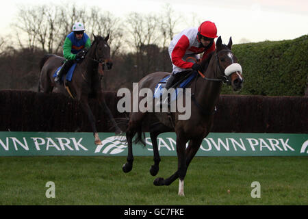 Tatenen, monté par le jockey Ruby Walsh, en action pendant les betinternet.com futures Stars Steeple Chase Banque D'Images