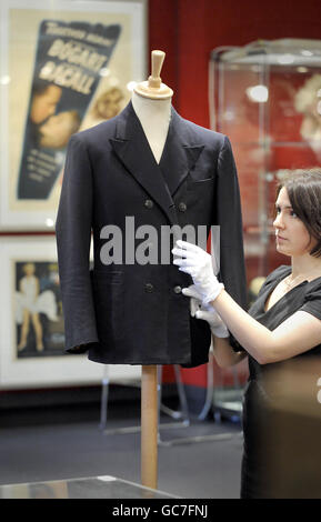 Un membre du personnel de Bonhams ajuste une veste croisée, que l'étoile aurait portée dans le film « action dans le Nord », lors d'une vente de souvenirs de divertissement photo Bonhams à Londres. Banque D'Images