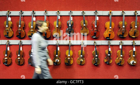 Violons exposés dans le cadre de la salle de musique aux enchères, à Bonhams à Londres. Banque D'Images