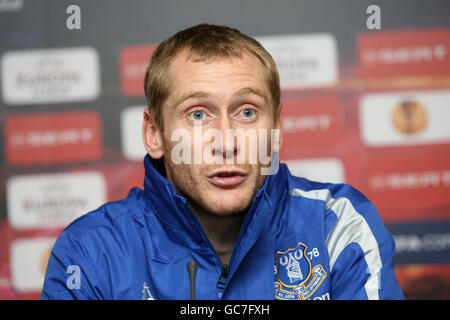 Football - UEFA Europa League - Groupe I - Everton / FC BATE Borisov - Conférence de presse d'Everton - Goodison Park. Tony Hibbert d'Everton pendant la conférence de presse Banque D'Images