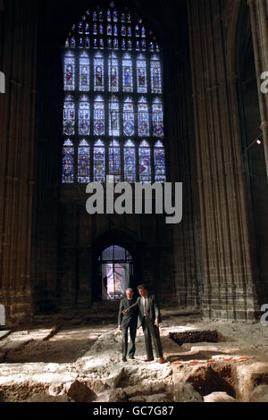 RUINES DE CANTERBURY.LE PROFESSEUR MARTIN BIDDLE [À DROITE] ET LE VICE-PRÉSIDENT JOHN SIMPSON, DOYEN DE CANTERBURY, EXAMINENT LES RUINES DE LA CATHÉDRALE ANGLO-SAXONNE. Banque D'Images