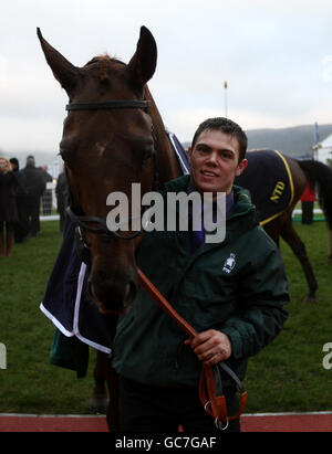 Courses hippiques - Boylesports International - première journée - Hippodrome de Cheltenham.Il est temps de Rupert et de poser la main stable dans l'enceinte du gagnant après avoir remporté l'obstacle handicap Boylepoker.com Banque D'Images