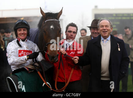 Courses hippiques - Boylesports International - première journée - Hippodrome de Cheltenham.Le jockey Barry Geraghty (à gauche) et l'entraîneur Nicky Henderson (2e à droite) posent avec Spirit River après avoir remporté l'obstacle Caspian Caviar handicap Banque D'Images