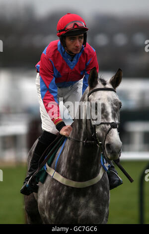 Courses hippiques - Boylesports International - première journée - Hippodrome de Cheltenham.Jockey Jimmy Derham sur Manmoon va à poste dans les FC Roberts Electrical + Mechanical Services Conditional Jockey's handicap Steeple Chase Banque D'Images