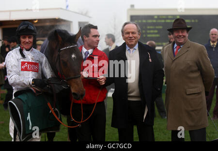 Courses hippiques - Boylesports International - première journée - Hippodrome de Cheltenham.Le jockey Barry Geraghty (à gauche) et l'entraîneur Nicky Henderson (à droite) posent avec Spirit River après avoir remporté l'obstacle Caspian Caviar handicap Banque D'Images