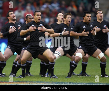 L'équipe néo-zélandaise exécute le Haka avant le match de Trophée MasterCard à Twickenham, Londres. Banque D'Images