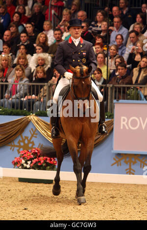 Richard Davidson de Grande-Bretagne sur Hiscox Artemis dans la coupe du monde de l'IFI dressage - Grand Prix Freestyle à la musique pendant le spectacle équestre international de Londres au centre d'exposition Olympia, Londres. Banque D'Images