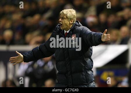 Football - Barclays Premier League - Burnley / Arsenal - Turf Moor.Arsene Wenger, gestionnaire d'arsenal, réagit sur la ligne de contact Banque D'Images