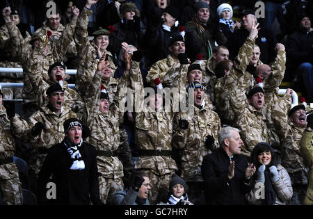 Les soldats des Royal Northumberland Fusiliers, qui ont pris la tête du match, étaient des invités de Newcastle United pour assister au match après leur retour d'Afghanistan lors du match de championnat de la Coca-Cola League à St James' Park, Newcastle. Banque D'Images