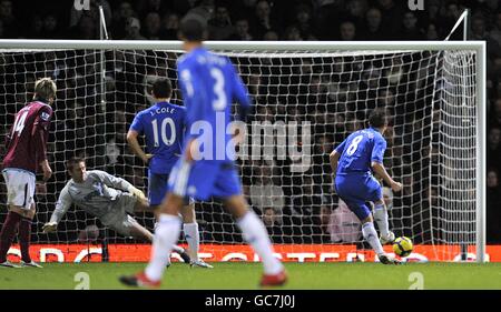 Soccer - Barclays Premier League - West Ham United v Chelsea - Upton Park.Frank Lampard, de Chelsea, marque le premier but du match de ses côtés à partir de la pénalité sur la troisième tentative Banque D'Images