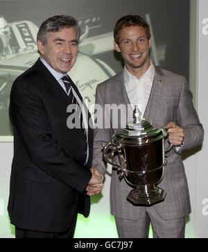 Jenson Button, champion du monde de Formule 1 (à droite), est félicité par le Premier ministre britannique Gordon Brown lorsqu'il reçoit le trophée Richard Seaman lors des prix annuels du British Racing Drivers' Club (BRDC) à Londres. Banque D'Images