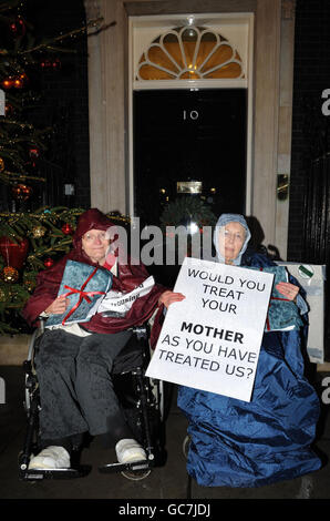 Sarah Kingston (à gauche) et Jill Monkton, 92 ans, de Devon, à l'extérieur du 10 Downing Street, où elle et d'autres ont remis une pétition exhortant le gouvernement à ne pas réduire le nombre de gardes travaillant dans des logements protégés. Banque D'Images