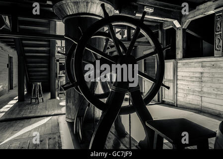 Intérieur de l'ancien bateau de pirate. Image en noir et blanc Banque D'Images