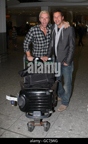 Je suis une célébrité Je suis sorti d'ici les concurrents Colin McAllister (à droite) et Justin Ryan arrivent à l'aéroport de Heathrow à Middlesex. Banque D'Images