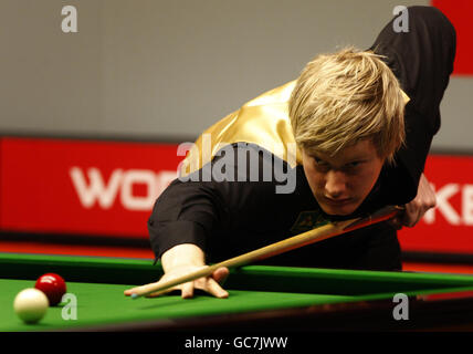 Neil Robertson de l'Australie sur la table lors de son deuxième match contre John Higgins de l'Écosse pendant le championnat britannique Pukka Pies au Telford International Centre, Telford. Banque D'Images