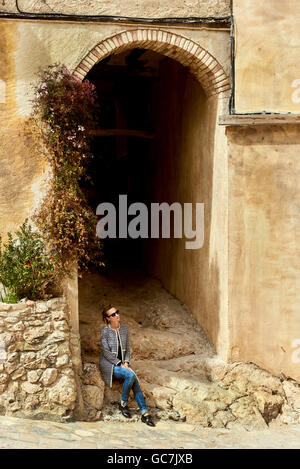 Jeune femme dans le village de Miravet. Province de Tarragone. Espagne Banque D'Images