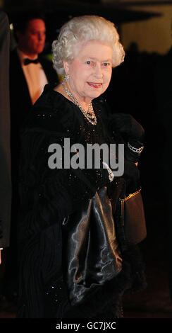 La Reine arrive pour la Royal Variety Performance tenue à l'Opéra, Blackpool. Banque D'Images