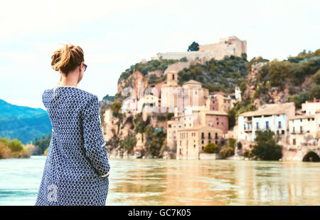 Woman traveler en profitant de la vue du village et de la rivière Ebre Miravet Banque D'Images