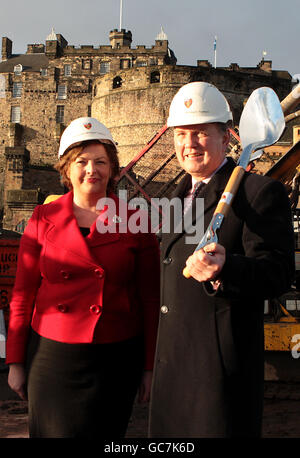 La ministre de la Culture Fiona Hyslop et le général de division Euan Loudon regardent le site des nouveaux tribunes pour le tatouage militaire d'Édimbourg sur l'esplanade du château d'Édimbourg. Banque D'Images