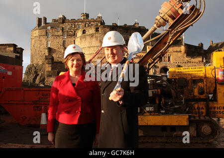 La ministre de la Culture Fiona Hyslop et le général de division Euan Loudon regardent le site des nouveaux tribunes pour le tatouage militaire d'Édimbourg sur l'esplanade du château d'Édimbourg. Banque D'Images