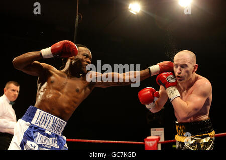 Boxe - super-légers de l'IBO Titre Lutte - Matthew Hatton v Lovemore N'Dor - Fenton Manor Sports Complex Banque D'Images