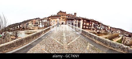 Panorama de San Roque pont dans le village de Valderrobres Banque D'Images