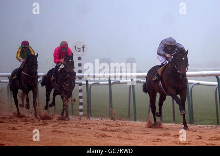 Le Grand droit, monté par Liam Jones (à droite), remporte l'E.B.F. Des piquets de jeune fille à l'hippodrome de Southwell. Banque D'Images