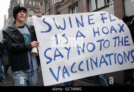 Les manifestants défilés devant le Parlement écossais dans le cadre d'une « manifestation contre la vaccination contre la grippe porcine » le long du Royal Mile Édimbourg. Banque D'Images