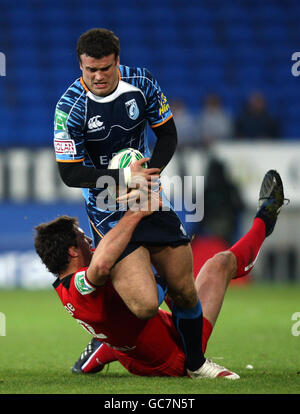 Cardiff Blues Jamie Roberts est attaqué par Yannick Jauzion de Toulouse lors du match de la coupe Heineken au Cardiff City Stadium, Cardiff. Banque D'Images