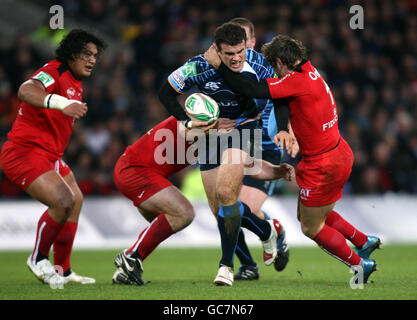 Cardiff Blues Jamie Roberts est attaqué par Cedric Heymans de Toulouse lors du match de la coupe Heineken au Cardiff City Stadium, Cardiff. Banque D'Images